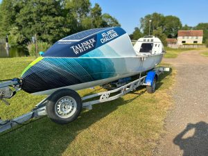 To publicise the sponsors, PressOn used HP Latex R2000 and HP Latex 3600 printers to produce specialist decals to cover the boat Nick will row in with the logos and names of the various supporters.