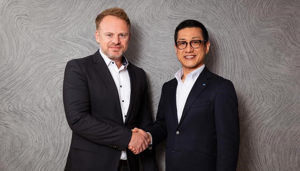 Kohei Tanabe, Roland DG Corporation President shaking hands with Aleksey Etin, UAB VEIKA CEO.