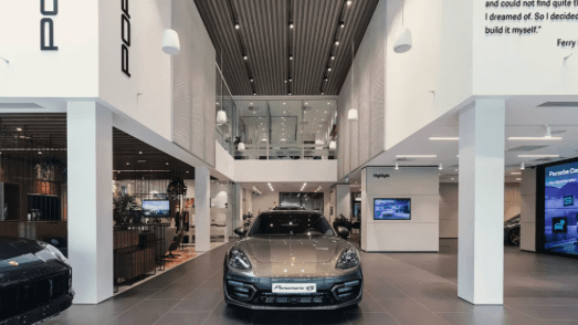 Porsche Centre Tbilisi. The black LTS track spotlight Jett Evo ensures that the exclusive luxury of the Porsche models is optimally staged and emphasised with precise illumination.