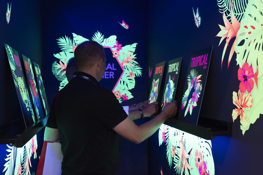 The swissQprint neon rooms at trade fairs always attract a lot of visitors with their engaging glow in the dark displays.